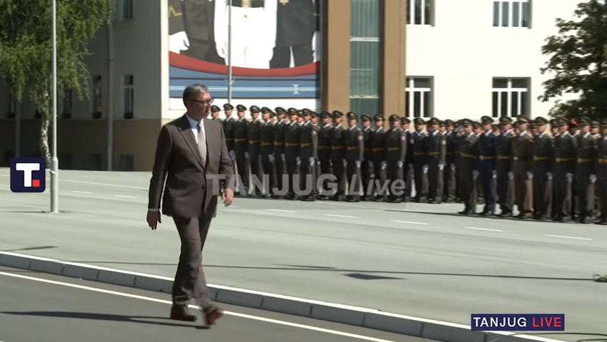 Aleksandar Vučić, kasarna