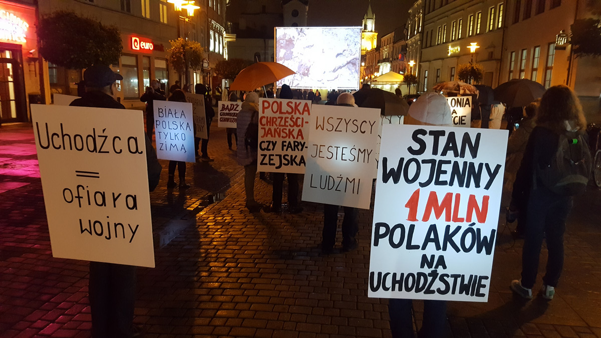 Działacze Komitetu Obrony Demokracji zorganizowali niecodzienną akcję na lubelskim deptaku. Kilkanaście osób z tablicami na plecach oglądało film zwracający uwagę na problem uchodźców. Był to pokojowy protest przeciwko polityce polskiego rządu.