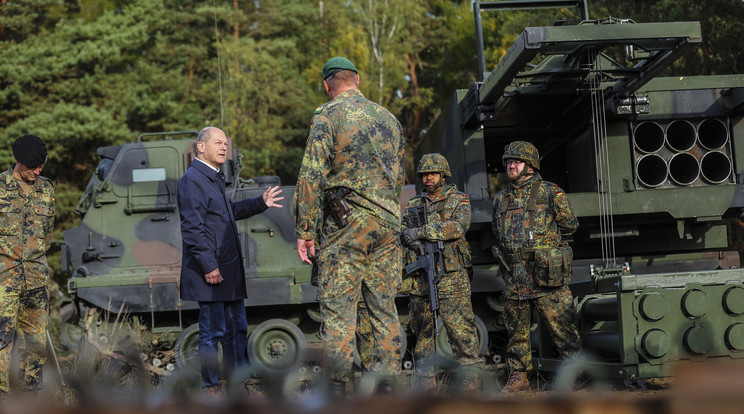 A képen Olaf Scholz német kancellár beszámolót hallgat a Bundeswehr évenkénti szárazföldi hadgyakorlatán / Fotó: MTI/EPA