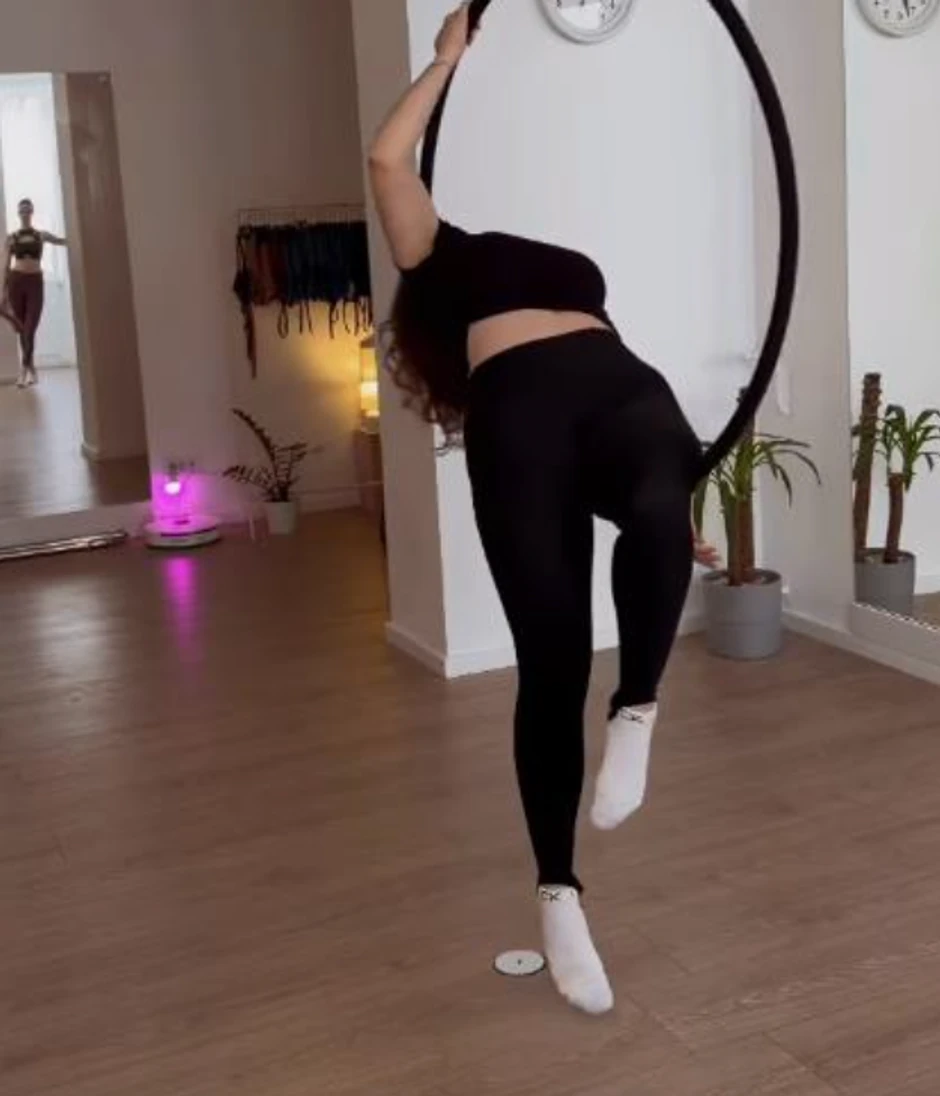 Kristina se uvija oko šipke