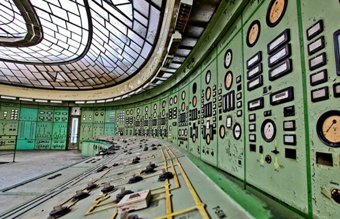 Dyspozytornia w opuszczonej elektrowni stylizowana na art deco, Węgry