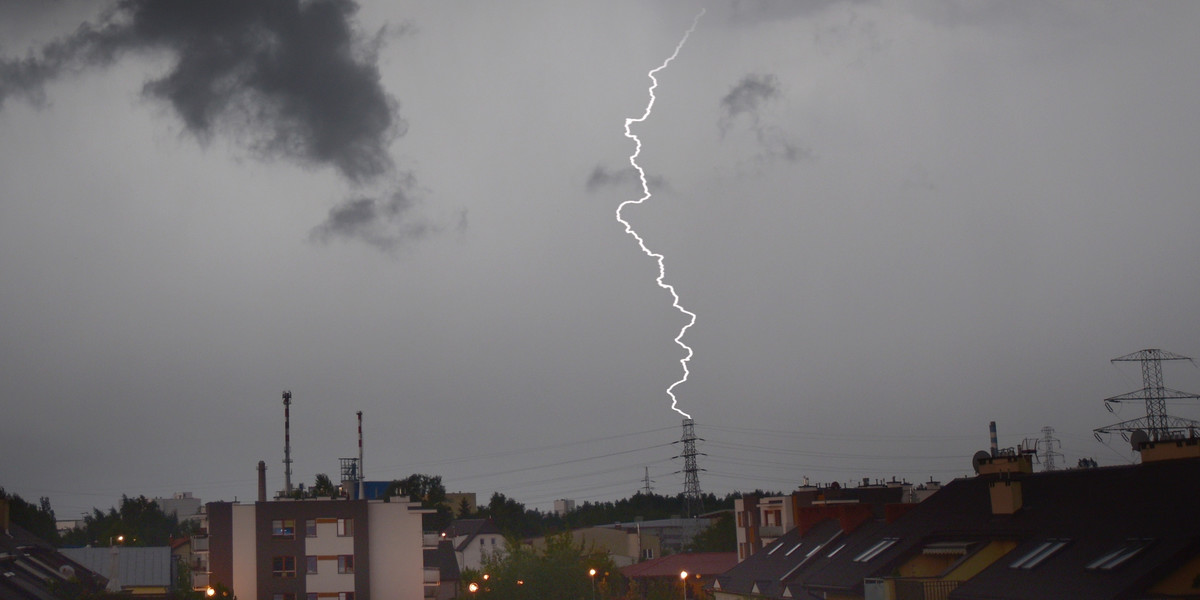 Synoptyk IMGW: w piątek burze w całym kraju, upał na wschodzie. 