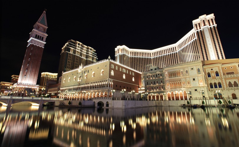 Obecnie w Makau działają 33 kasyna, spośród których największym jest „The Venetian Macao”. Zajmujący powierzchnię 980 tys. m2 kompleks wzorowany jest na swoim siostrzanym projekcie – kasynie Venetian w Las Vegas.