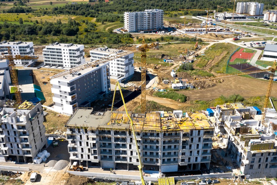 Część deweloperów wstrzymała się z inwestycjami, co ogranicza podaż mieszkań. Popyt na nie jednak nie maleje. W takich okolicznościach trudno oczekiwać, że ceny zaczną spadać