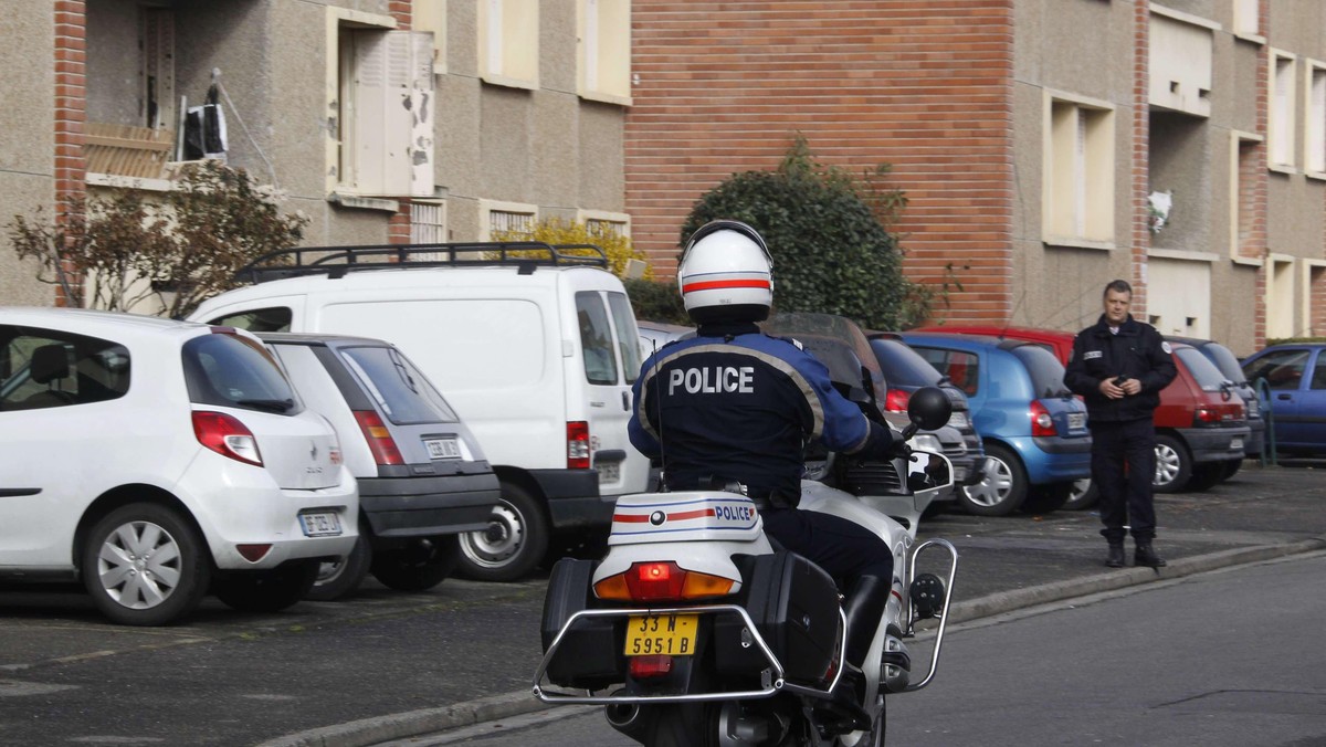 Oficjalnie we Francji słychać burzę oklasków i gratulacje dla policji, która przeprowadziła obławę na szaleńca z Tuluzy. Jednak akcja elitarnego oddziału staje się również przedmiotem polemiki zawodowych antyterrorystów, którzy zamiast o sukcesie, mówią raczej o porażce.