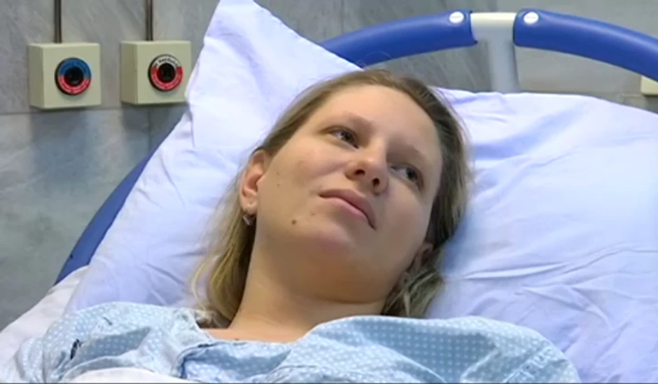 Mlada mama devojčice rođene u GAK Narodni front