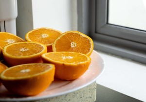 U proleće ljudi masovno stavljaju kore pomorandže pored prozora: Trik za teranje muva iz kuće