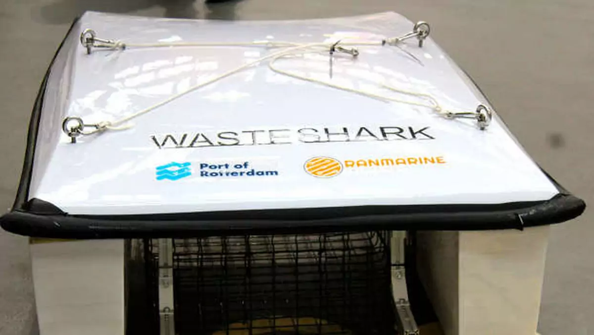 Wodny dron Waste Shark zbiera śmieci w holenderskim porcie