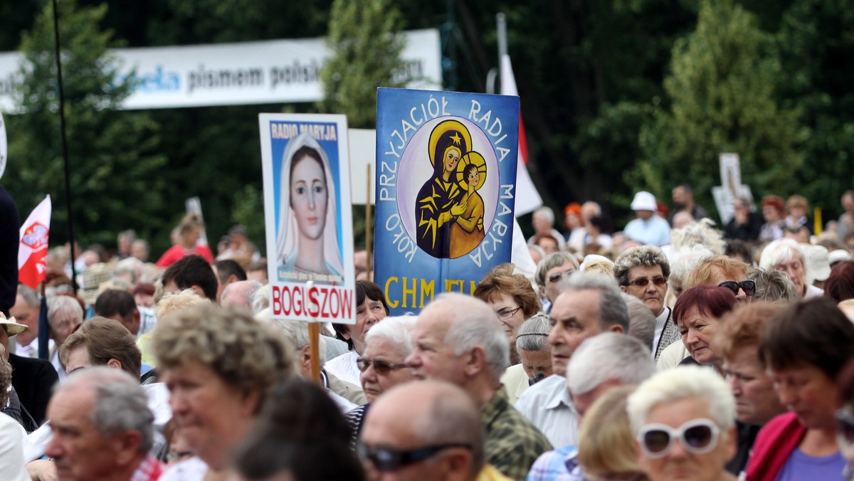 - Przed nami droga do rzeczywistej równowagi sił, także w mediach - powiedział na Jasnej Górze prezes PiS Jarosław Kaczyński, który wraz z innymi politykami uczestniczył w mszy zorganizowanej z okazji 21. Pielgrzymki Rodzin Radia Maryja. Były premier zaznaczył, iż "nie ma Polski bez Kościoła", a także wskazał, co jego zdaniem może doprowadzić do "zagłady naszego narodu".