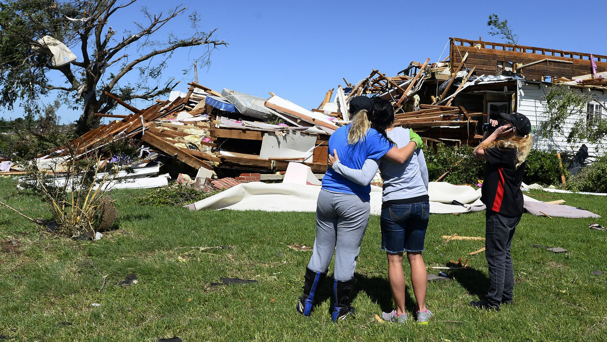 Do dziewięciu wzrosła liczba zabitych po serii gwałtownych tornad, które wczoraj wieczorem przeszły nad amerykańskim stanem Oklahoma. 20 maja inne tornado zdewastowało tam miasteczko Moore. Były 24 ofiary śmiertelne.