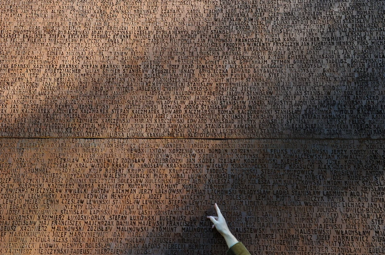 Spomenik žrtvama masakra u Katinjskoj šumi
