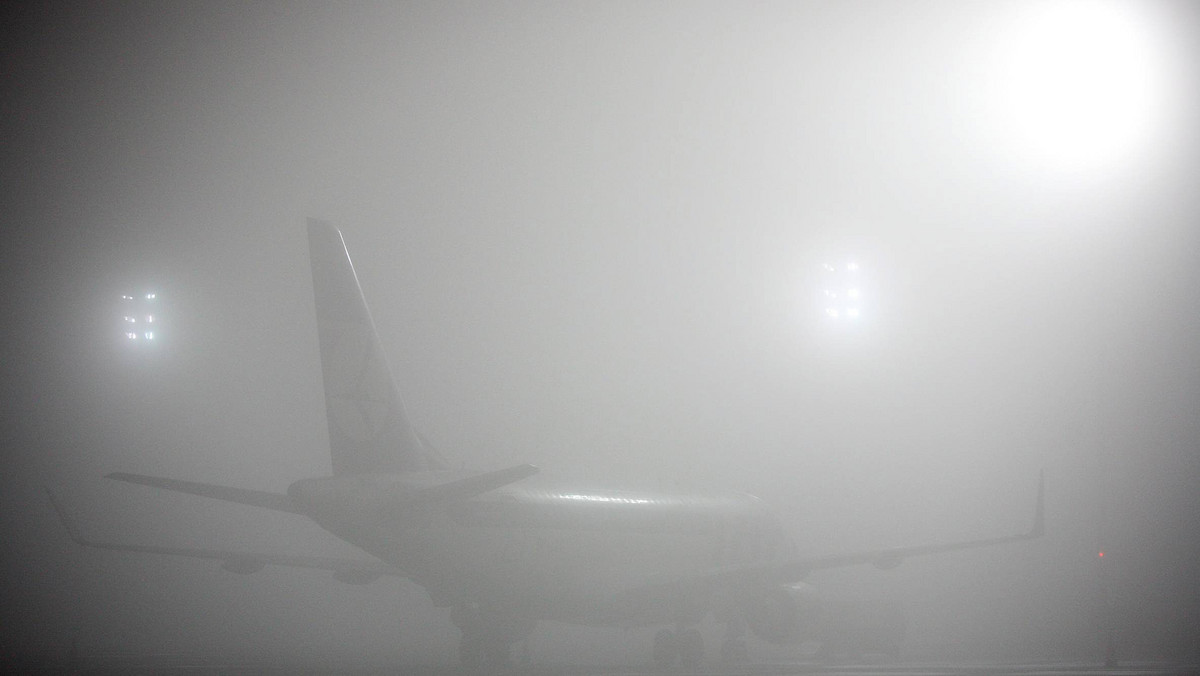 Gęsta mgła utrudniła w czwartek wieczorem działanie wrocławskiego lotniska im. Mikołaja Kopernika. Odwołano trzy loty, a cztery samoloty nie mogły w stolicy Dolnego Śląska wylądować. Bardzo trudne warunki panują również na drogach Podkarpacia. Jazdę kierowcom utrudnia gęsta mgła. Z tego też powodu zamknięte jest lotnisko w podrzeszowskiej Jasionce.