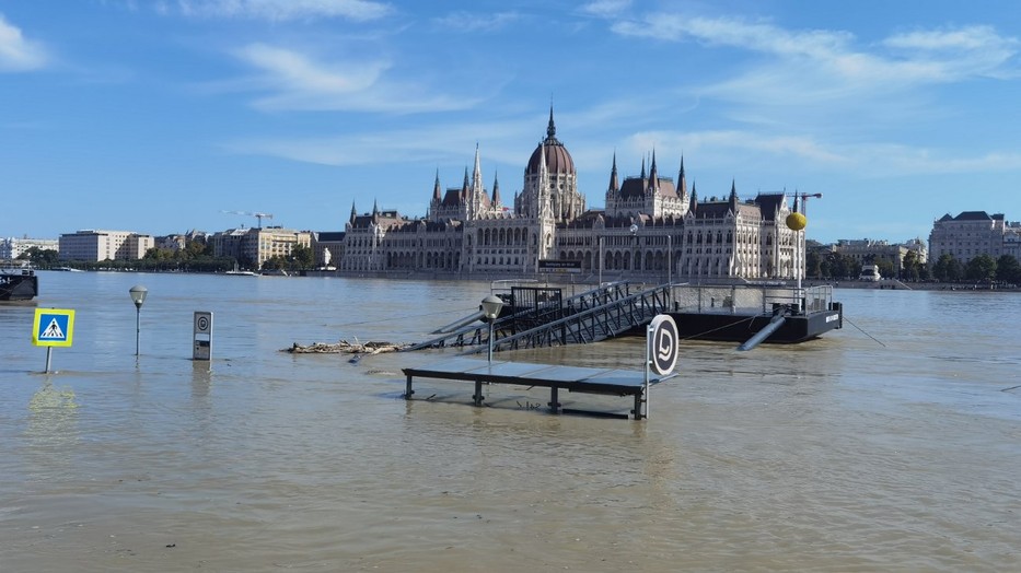 Már 8 méter fölött a vízszint Budapesten - fotó: Ringier/Oláh Csaba