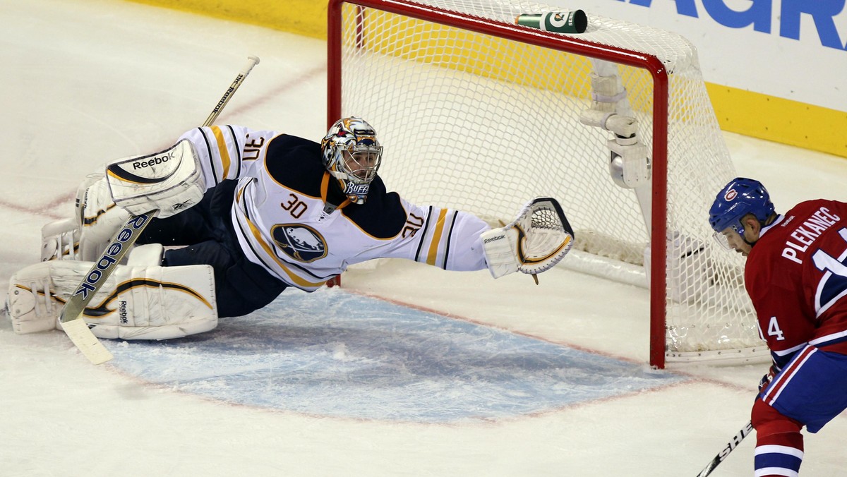 Po trzech tygodniach nieobecności do bramki Buffalo Sabres wrócił Ryan Miller. Najlepszy zawodnik ostatniego turnieju olimpijskiego pauzował przez ostre wejście Milana Lucicia z Bostonu. W swoim powrocie Miller znowu został bezpardonowo zaatakowany. Pierwsze zwycięstwo jako trener Washington Capitals uzyskał Dale Hunter.