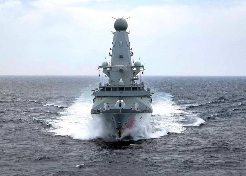 Britanski razarač HMS Dragon