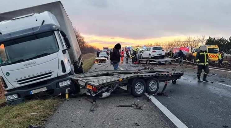 Súlyos tömegbaleset az M1-esen / Fotó: Baleset-infó