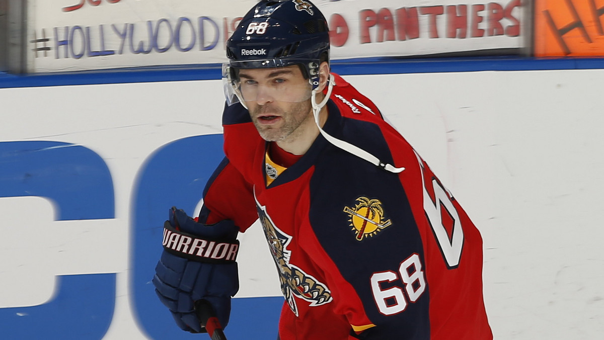 Jaromir Jagr świetnie spisuje się w barwach Florida Panthers i nadal walczy ze swoją ekipą o udział w fazie play off. Pantery pokonały w tej kolejce 4:2 Winnipeg Jets, Jagr zanotował dwie asysty, a bramkę w stylu Supermana zdobył dla zwycięzców Derek MacKenzie.