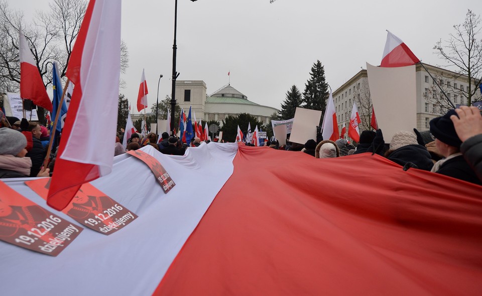 KOD i kluby "Gazety Polskiej". Demonstracje w Warszawie po zamieszaniu w Sejmie