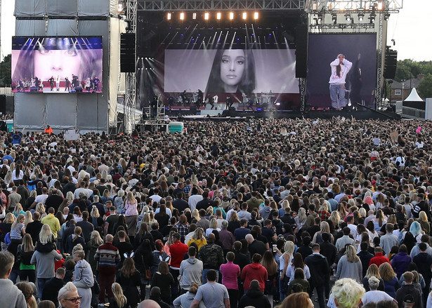 Ariana Grande wróciła do Manchesteru. Ona i gwiazdy pop zagrały w hołdzie ofiarom zamachu [WIDEO]