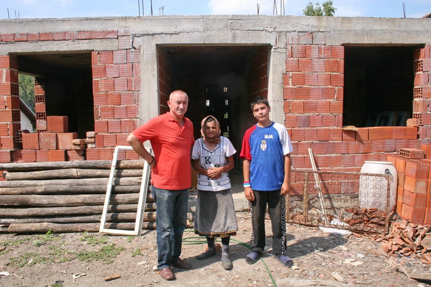 Dušan Dimitrijević sa Miroslavom i bakom Branislavom ispred kuće koju grade