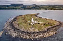 Szkocka wyspa z latarnią na sprzedaż. Cena cię zaskoczy