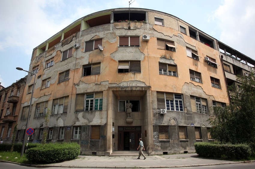 Inspekcija naložila da se sklone svi delovi koji prete urušavanjem: Učiteljski dom