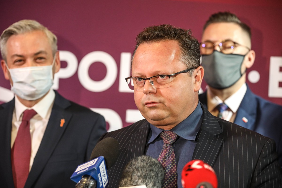 Szejna na konferencji prasowej poświęconej unijnemu Funduszowi Odbudowy i Krajowemu Planowi Odbudowy poinformował, że klub Lewicy wystąpił z wnioskiem o informację Prezesa Rady Ministrów dotyczącą planu wydatkowania środków unijnych na lata 2021-2027 oraz planu krajowego funduszu gospodarczej Polski.