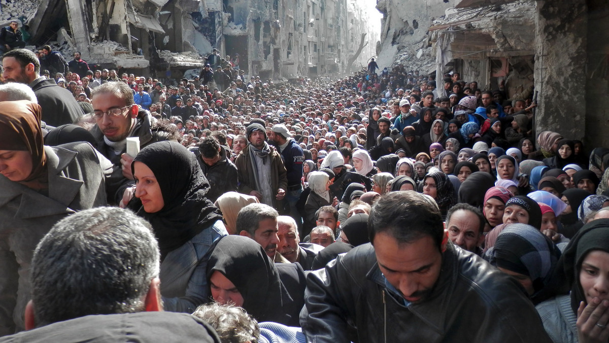 Rzecznik agencji Organizacji Narodów Zjednoczonych, która zapewnia pomoc uchodźcom palestyńskim, zdementował pogłoski, iż zdjęcie przedstawiające tysiące ludzi oczekujących na dystrybucję żywności w pobliżu Damaszku zostało poddane obróbce cyfrowej – podaje nytimes.com.