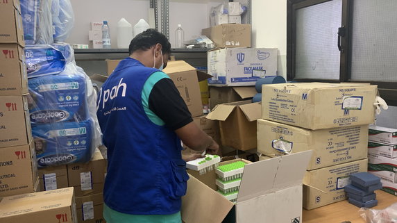 Nowy sprzęt i leki w klinice w Jemenie 
