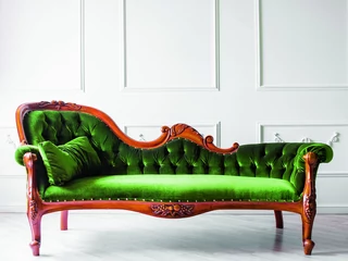 Barokowa sofa to przykład antycznego mebla, który świetnie sprawdzi się w eklektycznym wnętrzu w roli dominanty.