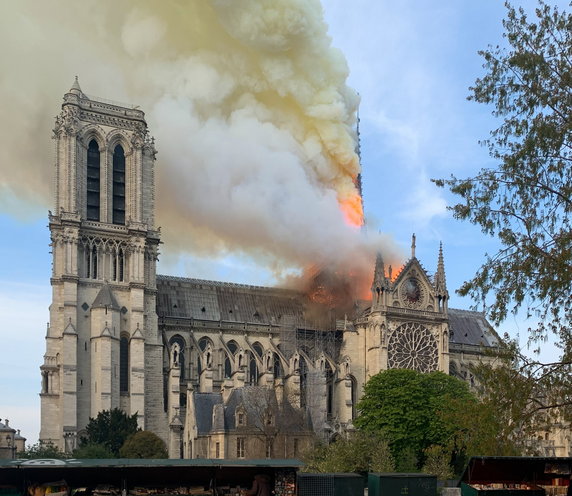 Zdjęcie Notre-Dame 15 kwietnia 2019 r. o godz. 19:17. Fot. Wandrille de Préville, Domena Publiczna, Wikimedia Commons