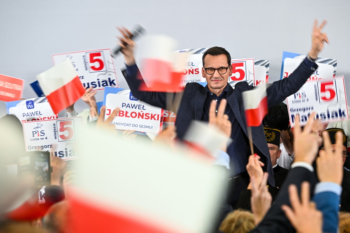 Premier Mateusz Morawiecki przemawia na spotkaniu z sympatykami w Rybniku