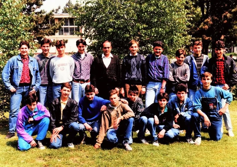 Slavišino odeljenje pre nezgode (drugi sleva, dole).