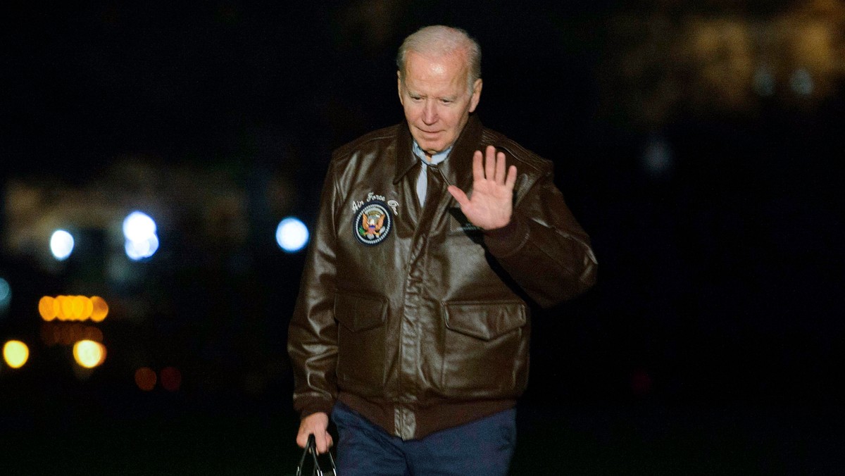 Prezydent USA Joe Biden zakwestionował w czwartek komentarz prezydenta Ukrainy Wołodymyra Zełenskiego, że rakieta, która spadła w Polsce, nie była pochodzenia ukraińskiego.