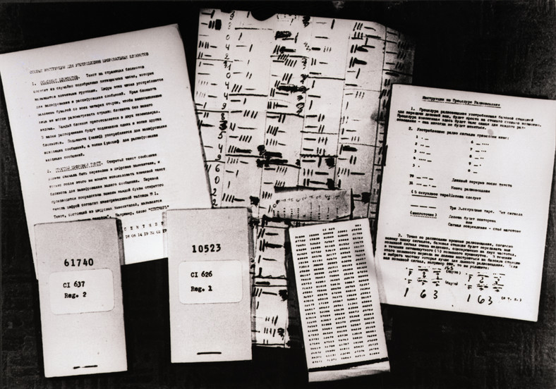 Materiały szpiegowskie - kody, notatniki, instrukcje - które, jak podawała oficjalna sowiecka agencja prasowa, były używane przez Pieńkowskiego