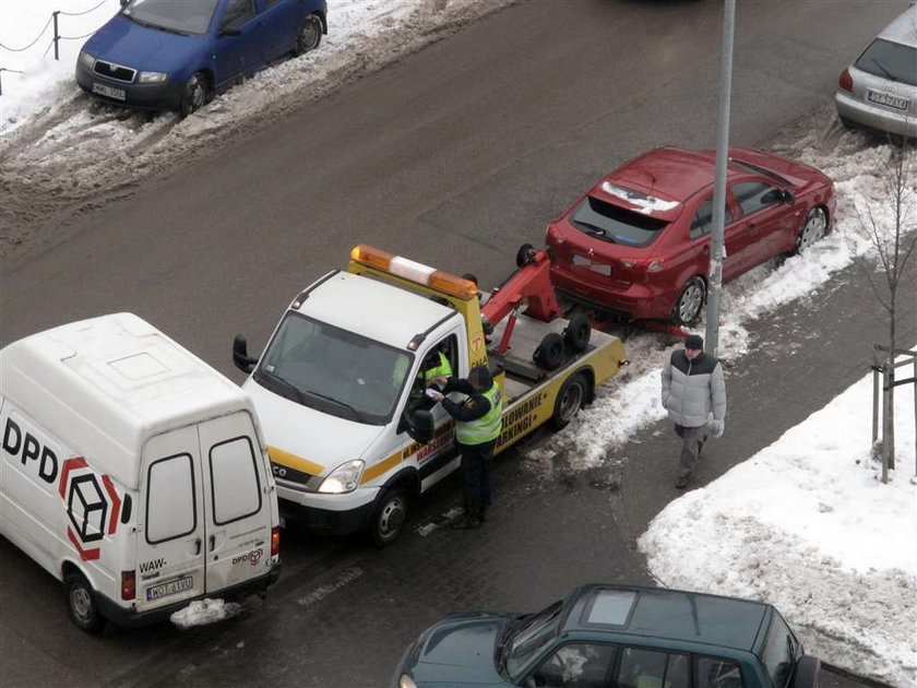 Strażnicy ścigają za parkowanie, a my brniemy w śniegu