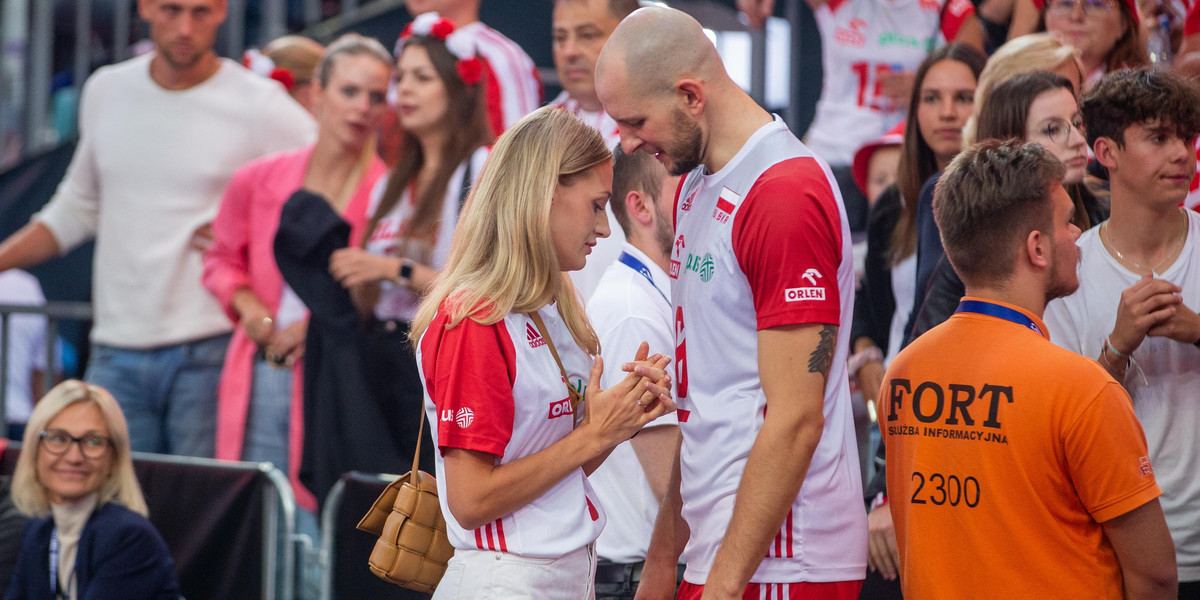 Bartosz Kurek uspokaja żonę podczas i po meczu.