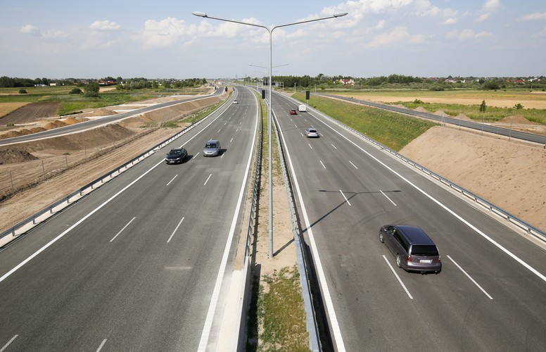 Inwestycja zasadniczo wpłynie na skrócenie czasu podróży, przede wszystkim w miejscu przejazdu przez Raszyn, gdzie obecnie natężenie ruchu sięga ok. 61 tys. pojazdów na dobę. Budowa tego odcinka drogi ekspresowej S8 przyczyni się również do znaczącego zwiększenia bezpieczeństwa uczestników ruchu.<br>

Do grudnia 2015 roku realizowane będą dalsze prace zmierzające do zakończenia kontraktu. <br><br>.fot. (mr) PAP/Paweł Supernak