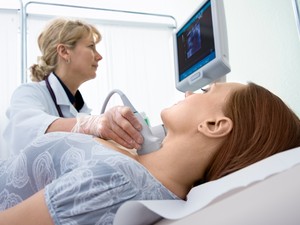 Hajhullás, indokolatlan hízás vagy fogyás, aluszékonyság: ismerd meg a pajzsmirigybetegségek mögött rejlő lehetséges okokat! 