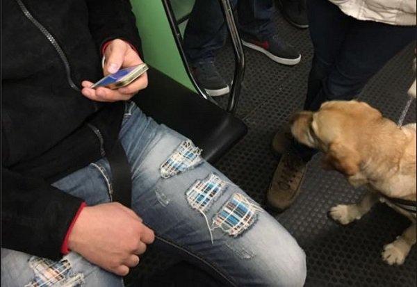 Amikor a vak nő felszállt a 3-as metróra, a képen látható srác undorító dolgot tett