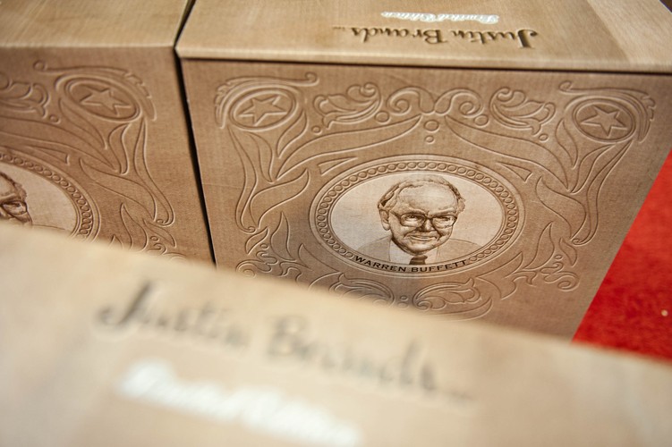 Pudełka z markowymi butami Justin Boots z wizerunkiem Buffetta. Podczas zeszłorocznego zjazdu firma Justin Brands sprzedała ponad 1000 par swoich butów.