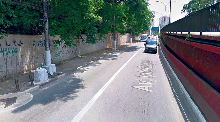 Ezen a szűk úton érte a támadás az F1-esek járművét /Fotó: Google Maps