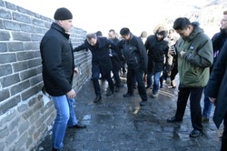 Prezydent Andrzej Duda na chińskim lodzie. Ślisko na Wielkim Murze Chińskim [ZDJĘCIA, WIDEO]