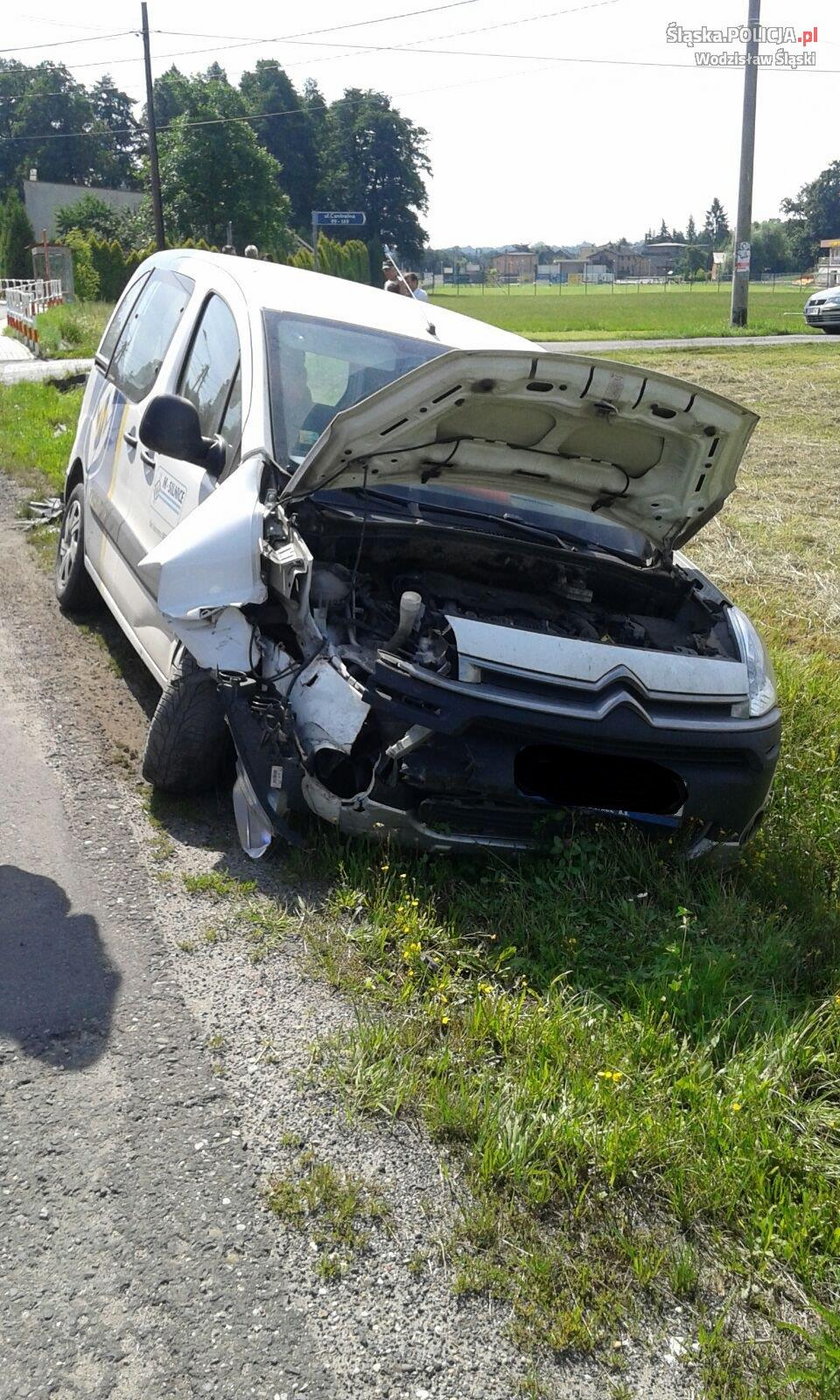 Samochód wjechał w ciągnik rolniczy