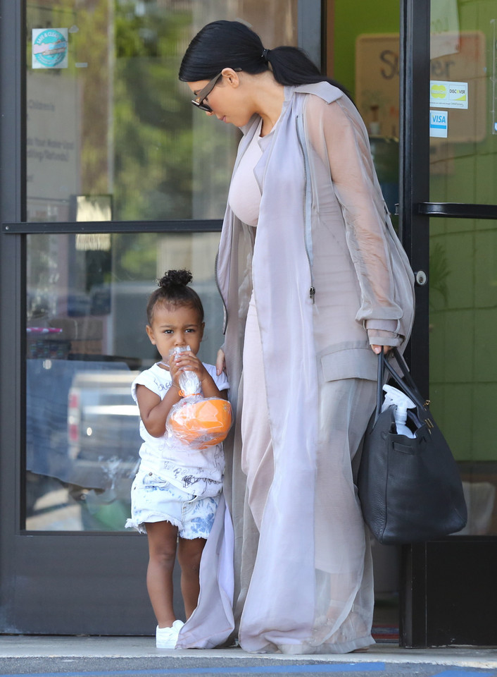 Ciężarna Kim Kardashian z córką i siostrzeńcem