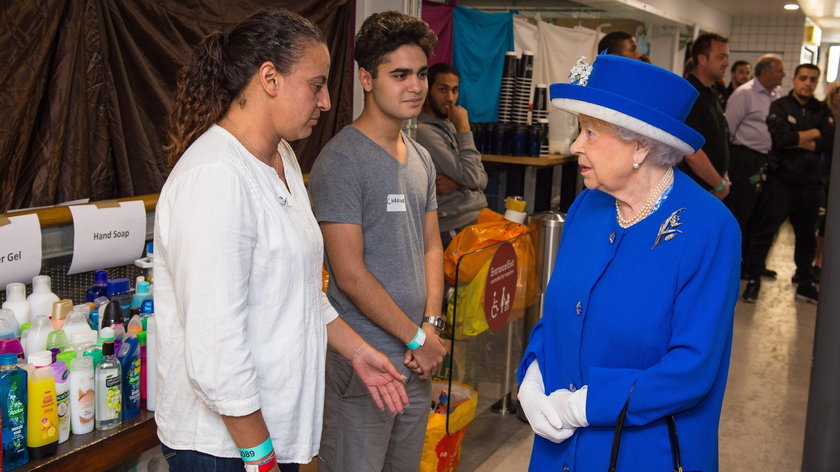 Królowa Elżbieta spotkała się z ofiarami pożaru w Londynie