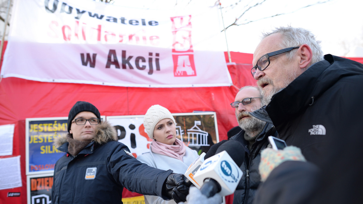 10 stycznia pod Pałacem Prezydenckim w Warszawie odbędzie się kolejna kontrmanifestacja przeciwko organizowanym co miesiąc przez polityków i sympatyków PiS obchodom miesięcznicy smoleńskiej - zapowiedział na dzisiejszej konferencji prasowej Paweł Kasprzak z ruchu Obywateli RP.