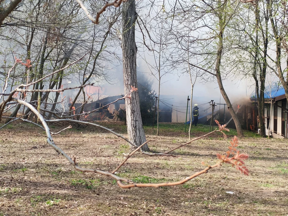 Vatrogasci gase požar