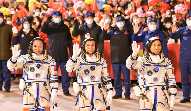 Kineski astronauti Fei Đunlong, Deng Kingming i Džang Lu uoči poletanja