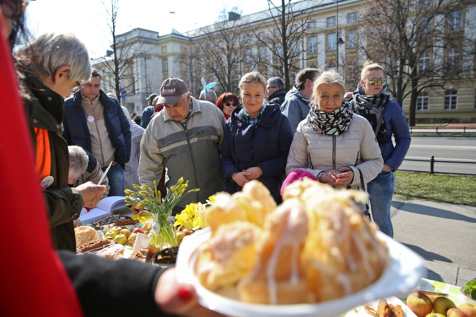 Wielkanocna manifestacja KOD przed KPRM 